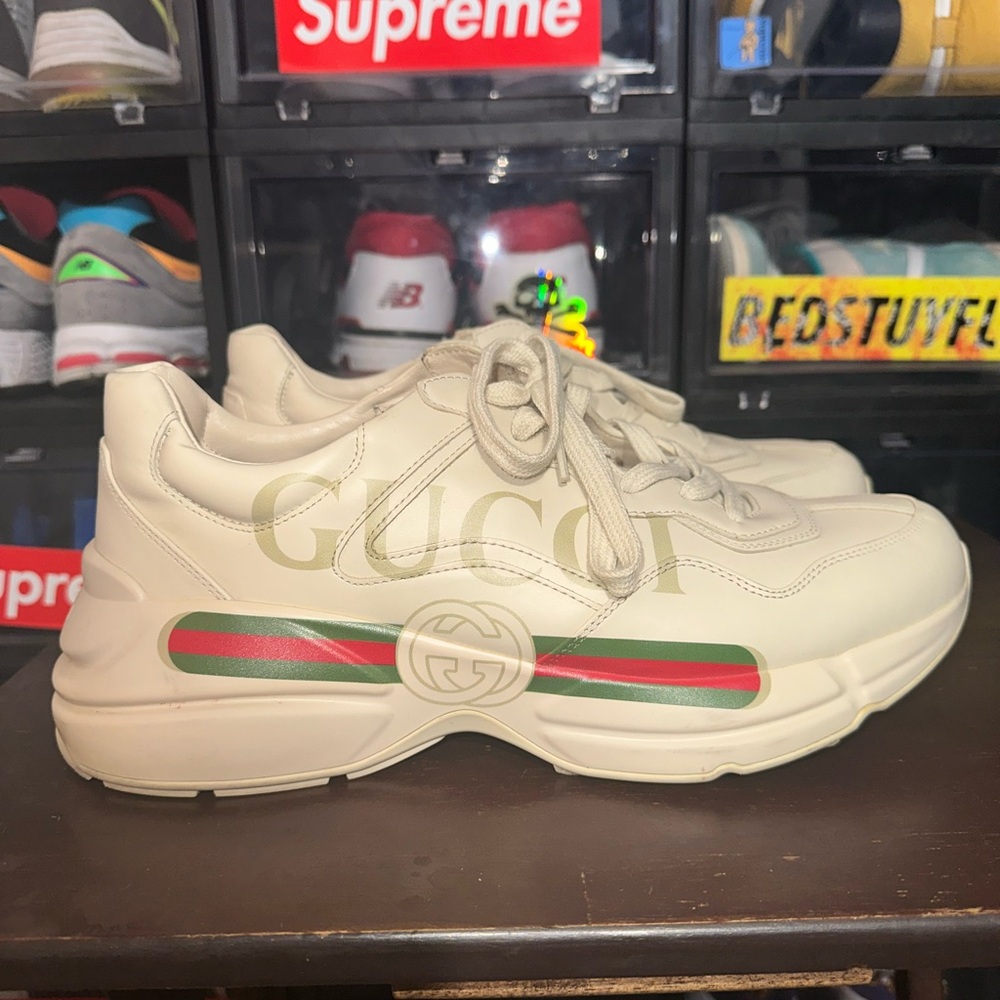 MEN'S RHYTON SNEAKER WITH GUCCI LOGO TAN SIZE MEN’s 11.5
